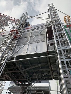 Twin Mast SCE500 Building Site Hoist For 30 Passenger heavy duty lifter/dual mast heavy duty hoist with big cage