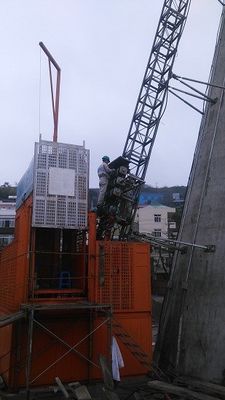 35 मीटर/मिनट बिल्डिंग साइट लिफ्ट Q345B स्टील अस्थायी निर्माण लिफ्ट
