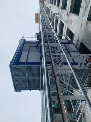 1.6 टन/कएज माल लिफ्ट लिफ्ट/ यात्री लिफ्ट VFD cotrol के साथ/ गर्म गैल्वेनाइज्ड मस्तूल और पिंजरे अनुकूलित लिफ्ट