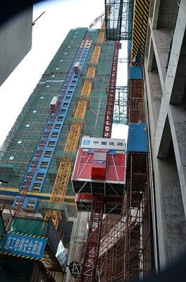 एकल पिंजरे 11kw बाहरी निर्माण लिफ्ट 150 मीटर निर्माण स्थल लिफ्ट