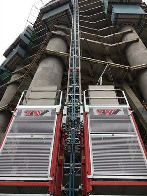 रैक और पिनियन बिल्डिंग लिफ्ट/ 2000 किलोग्राम के साथ दोहरे पिंजरे मध्य गति इन्वर्टर और गर्म जस्ती मस्तूल के साथ भार